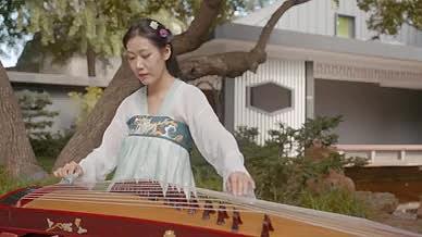 4K汉服美女弹奏古筝表演视频的预览图
